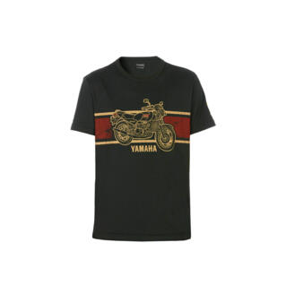 Lyhythihainen, laadukas ja tyylikäs Faster Sons Special Edition t-paita XSR-fanille.   Kulunut kuosi, vasemman hihan Yamaha-painatus ja hihamerkki tekevät paidasta ideaalin XSR-faneille.