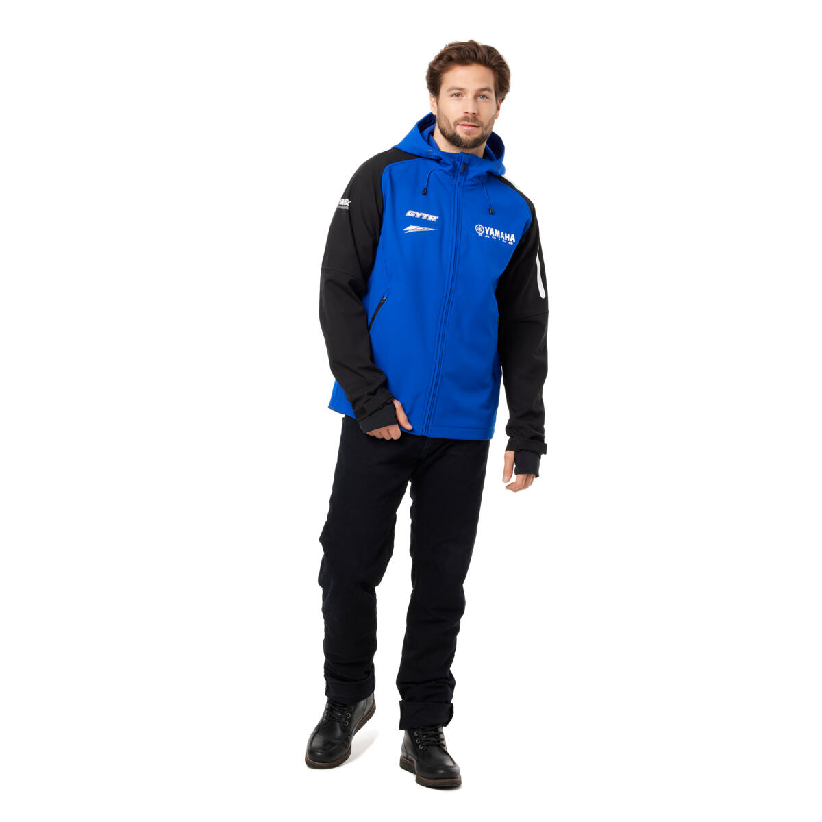 Paddock Blue Softshell-takissa on kiinteä huppu ja fleecevuori, jotka lisäävät lämpöä ja mukavuutta tuulisina päivinä. Ensiluokkaisessa softshell-takissa on painetut Yamaha Racing -logot rinnassa ja hihoissa, ja takissa on useita mustavalkoisia kontrastielementtejä.