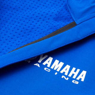 Die Paddock Blue Softshell-Jacke hat eine feste Kapuze und ein Fleece-Futter, das an windigen Tagen für zusätzliche Wärme und Komfort sorgt. Die hochwertige Softshell-Jacke trägt Yamaha Racing-Logos auf Brust und Ärmeln und verfügt über verschiedene kontrastierende Designelemente in Schwarz und Weiß.