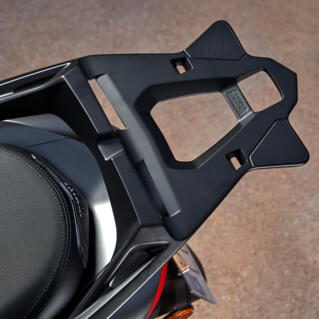 Motosikletin arkasına monte edilen taşıyıcı, üst bagajı veya diğer bagajları taşımak için kullanılır.