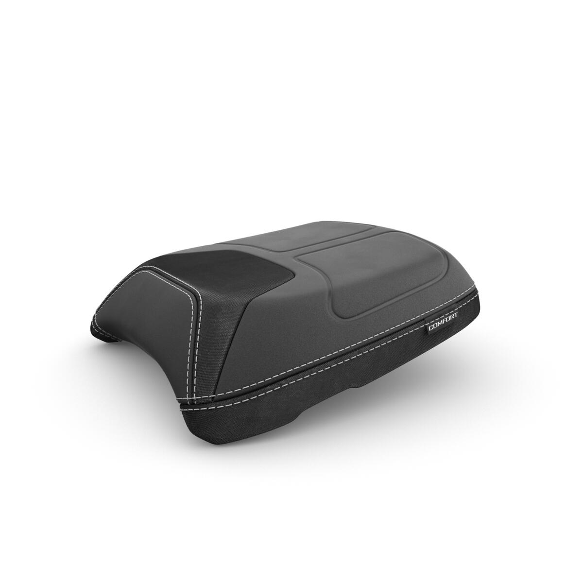 Komfortní sedlo spolujezdce navržené ke zvýšení komfortu při jízdě na dlouhou vzdálenost na modelu TRACER 9. Díky pevné pěnové základně a kapsám s měkkým povrchem si vyjížďku ve dvou rozhodně užijete.