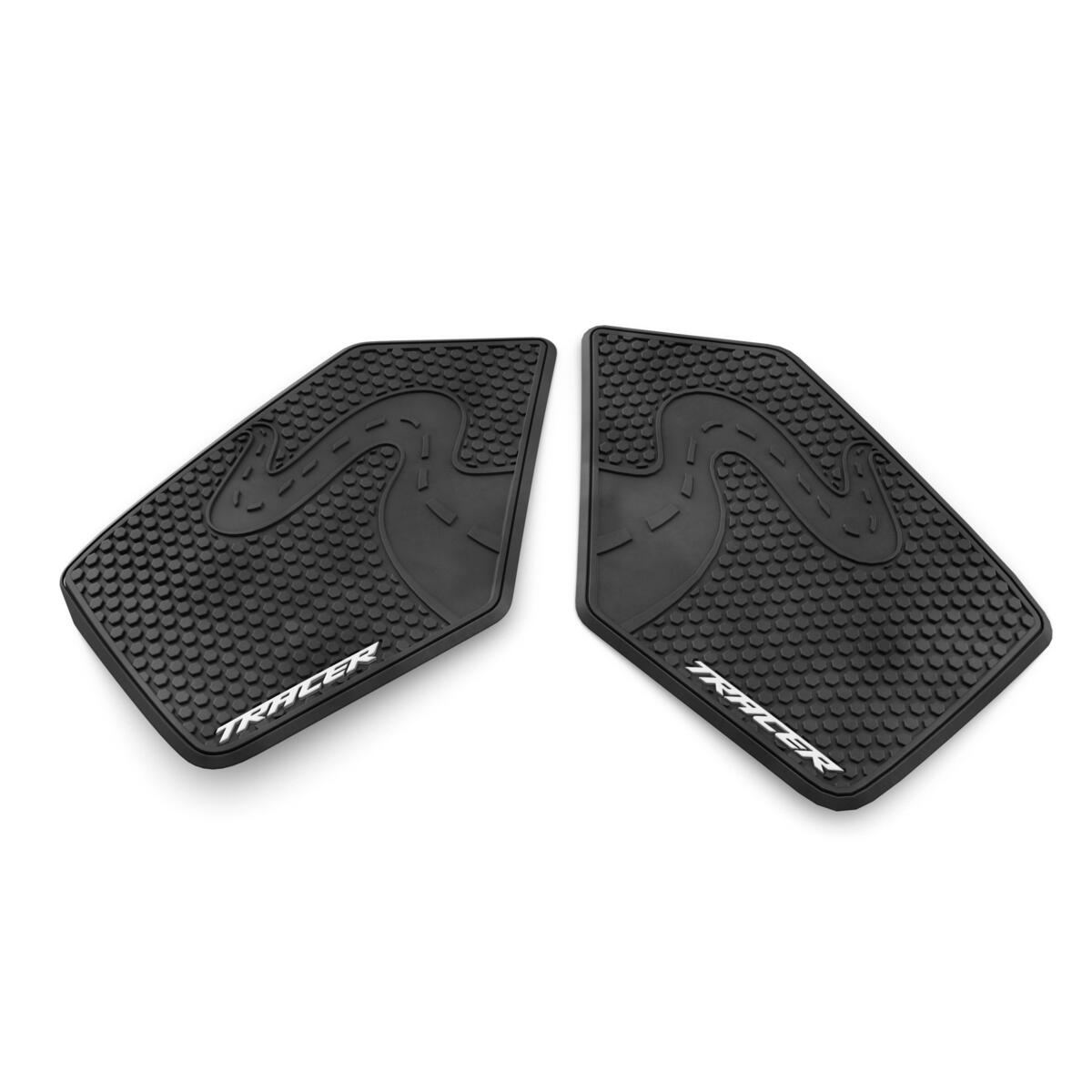 Het nieuwe TRACER 9 Sports-pakket geeft uw TRACER 9 de juiste sportieve afwerking. Het Sport-pakket geeft uw motor net dat beetje extra om uw motorfiets te personaliseren naar uw ideaalbeeld. Glijd door uw versnellingen met de snelschakelaar terwijl de kniepads uw knieën extra grip geven bij het snijden door de bochten. De slanke kentekenplaathouder verscherpt het zicht achteraan en de stijlvol ontworpen zijgeleiders beschermen uw motor tegen eventuele ongelukkige momenten.