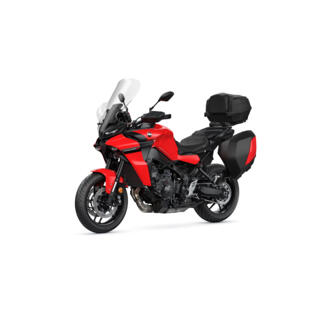 De ideale reisuitrusting voor je TRACER 9 om volledig functioneel de weg op te gaan. Het hoge windscherm en het comfortzadel bieden extra comfort voor lange afstanden. De zijkoffers en de topkoffer bieden voldoende ruimte om al je spullen mee te nemen op je motoravonturen. Laad je telefoon eenvoudig op met de USB-oplader. Je passagier zal de comfortabele rugleuning zeker waarderen.