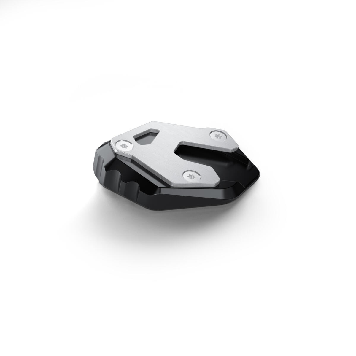 L’équipement de voyage par excellence pour prendre la route avec ta TRACER 9 en toute sérénité. La bulle haute, la bulle additionnelle, les poignées chauffantes et la selle chauffante confort offrent un confort supplémentaire pour les longues routes interminables. Le Top Case est l’outil idéal pour transporter tes effets personnels lors de tes déplacements en complément des sacoches latérales élégantes de la TRACER 9 GT. Recharge facilement ton téléphone avec le chargeur USB tout en gardant un œil sur la pression de tes pneus grâce à l’outil de contrôle de pression des pneus. Le pack comprend également un support GPS dédié qui te permet de fixer ton GPS en toute sécurité. L’extension de béquille latérale donne plus de stabilité à ta moto quelle que soit la surface sur laquelle elle est garée, la protection de radiateur protège ton radiateur des jets de pierres et du gravier qui se trouvent sur ton passage, tandis que la protection du moteur le protège en cas de chute accidentelle. Les feux antibrouillard à LED augmentent la visibilité par mauvais temps pour une sécurité optimale. Pendant que tu profites de ton trajet, nous avons fait en sorte que ton passager soit lui aussi choyé. Il appréciera le confort de la selle passager confort et du dosseret.