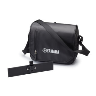 Mesto je XMAX-ov naravni habitat, s kompletom dodatne opreme Urban Accessories Pack pa lahko še bolj izkoristite XMAX-ovo praktičnost. Poleg izboljšane zaščite pred vetrom z visokim vizirjem poskrbi tudi za vaše potovalne potrebe s 39-litrskim kovčkom, v katerem bodo vaše stvari varne in zaščitene. Naslon za kovček poskrbi, da bo tudi sopotnik užival v enako udobni vožnji. Komplet dopolnjuje odlična rešitev za prihranek prostora, da bo prostor za shranjevanje pod sedežem bolj organiziran: razdelilnik prostora in torba, ki ju vzamete s seboj na vožnjo. 

Vsebina: Visok vizir | Zadnji prtljažnik | 39-l kovček (s ključavnico s ključem) | Naslon za 39-l kovček | Razdelilnik prostora + torba