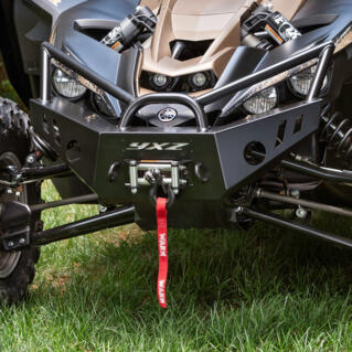Navrženo pro zvýšení ochrany přední části motocyklu YXZ1000R před kameny, stromy, větvemi a dalšími nečistotami. Vyrobeno z odolného svařovaného ocelového plechu a trubek.