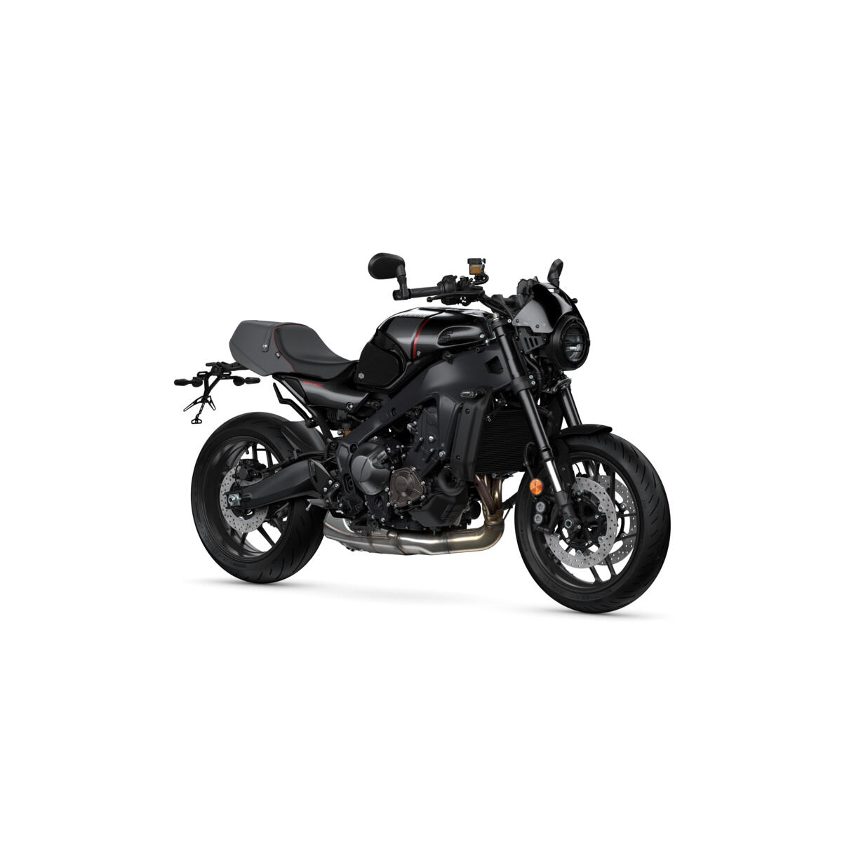 Det er nemt at give din XSR900 et ekstra slankt look med den stilfulde Street Pack. Pakken sikrer en ekstra premium finish, der nemt omdanner din XSR til en helt i byens gader. Opdater fronten med det sporty, ventilerede cockpitvisir, forlygtebeskytter og sort aluminiumsforskærm. Få bedre greb om tanken med knægrebspuder til de hurtige sving og ultimativ kørekontrol, mens nummerpladeholderen giver bagenden et renere og endnu mere sporty look.