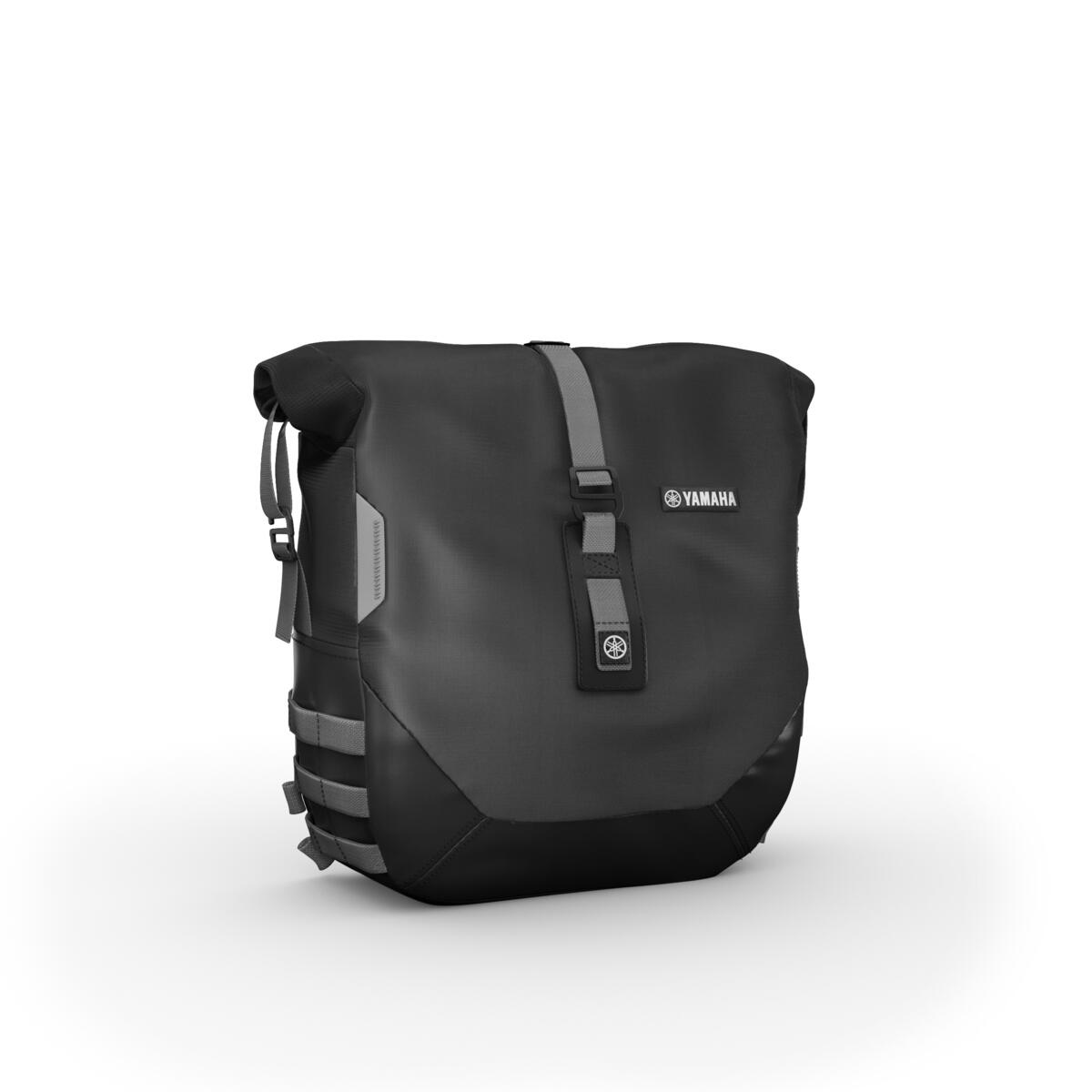 Förvandla din XSR900 till en perfekt roadster för långa resor med Weekend-paketet. Med två mjuka väskor på 13,5 liter vardera, max 5 kilo per väska,  kan du packa dina väskor och ge dig ut på en extra lång körning.
 Väskorna är enkla att montera och har vattentäta foder som ger bagaget skydd från ogynnsamma väderförhållanden. Paketet levereras med en USB-laddare för att ladda GPS eller telefonen under resan.
