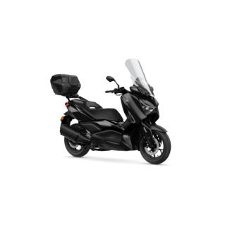 A város az XMAX természetes környezete, és a városi tartozékcsomaggal még tovább fokozható az XMAX motorod „gyakorlatiassága”. A magas szélvédő által biztosított, szél elleni védelem mellett a tartozékcsomagban található 34 literes, hozzáillő színes lapkészlettel rendelkező, hátsó csomagtartó doboz és rács a csomagszállítási igényeidről is gondoskodik, és biztonságban tartja a holmijaidat. A hátsó csomagtartó dobozra szerelhető háttámla gondoskodik arról, hogy az utas is ugyanolyan kényelmesen utazhasson. A csomag tartalmazza az XMAX karcvédőt, amely megvédi a városban előforduló karcolásoktól és kopásoktól. Kapható a Yamaha-kereskedőknél, akik örömmel szerelik fel a XMAX-ra ezeket a kiváló minőségű eredeti tartozékokat.