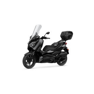 A város az XMAX természetes környezete, és a városi tartozékcsomaggal még tovább fokozható az XMAX motorod „gyakorlatiassága”. A magas szélvédő által biztosított, szél elleni védelem mellett a tartozékcsomagban található 34 literes, hozzáillő színes lapkészlettel rendelkező, hátsó csomagtartó doboz és rács a csomagszállítási igényeidről is gondoskodik, és biztonságban tartja a holmijaidat. A hátsó csomagtartó dobozra szerelhető háttámla gondoskodik arról, hogy az utas is ugyanolyan kényelmesen utazhasson. A csomag tartalmazza az XMAX karcvédőt, amely megvédi a városban előforduló karcolásoktól és kopásoktól. Kapható a Yamaha-kereskedőknél, akik örömmel szerelik fel a XMAX-ra ezeket a kiváló minőségű eredeti tartozékokat.