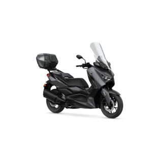 A város az XMAX természetes környezete, és a városi tartozékcsomaggal még tovább fokozható az XMAX motorod „gyakorlatiassága”. A magas szélvédő által biztosított, szél elleni védelem mellett a tartozékcsomagban található 34 literes, hozzáillő színes lapkészlettel rendelkező, hátsó csomagtartó doboz és rács a csomagszállítási igényeidről is gondoskodik, és biztonságban tartja a holmijaidat. A hátsó csomagtartó dobozra szerelhető háttámla gondoskodik arról, hogy az utas is ugyanolyan kényelmesen utazhasson. A csomag tartalmazza az XMAX karcvédőt, amely megvédi a városban előforduló karcolásoktól és kopásoktól. Kapható a Yamaha-kereskedőknél, akik örömmel szerelik fel a XMAX-ra ezeket a kiváló minőségű eredeti tartozékokat.