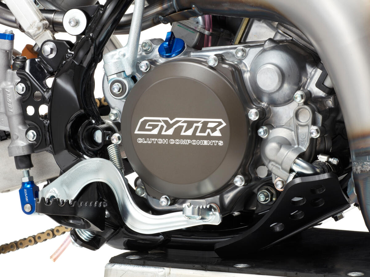 Le carter d'embrayage GYTR® remplace le carter de série et donne au moteur un look « usine ».