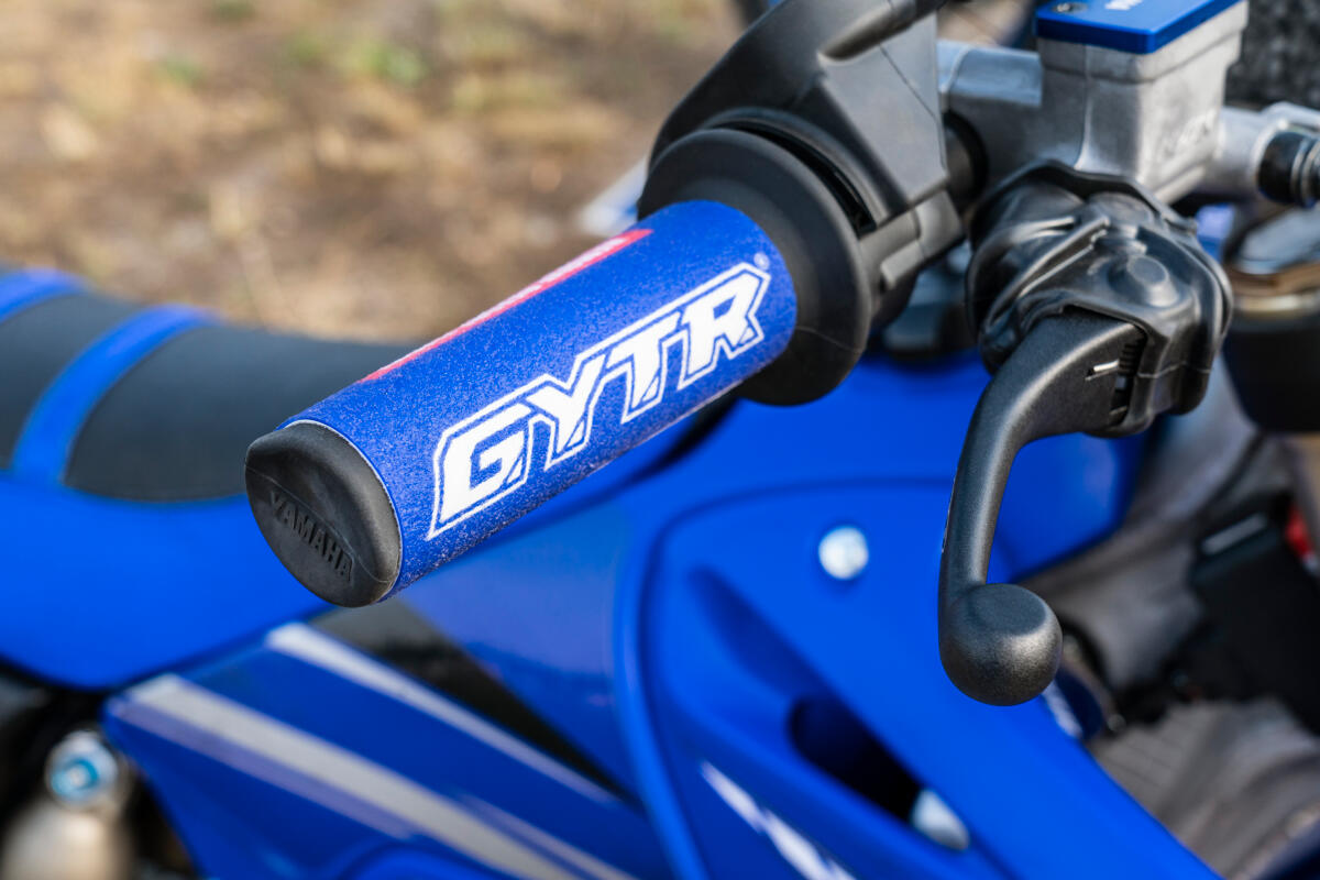 Protects the handlebar grips from dirt and water while waiting in paddock or starting grid. And also looks very nice when bike is parked in the workshop. Be like a pro!