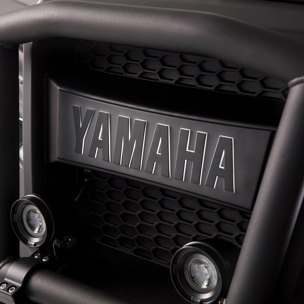 Не оставайте незабелязани с осветеното лого „YAMAHA“ на предната решетка Този продукт заменя фабричното лого с елегантен осветен с LED елемент.