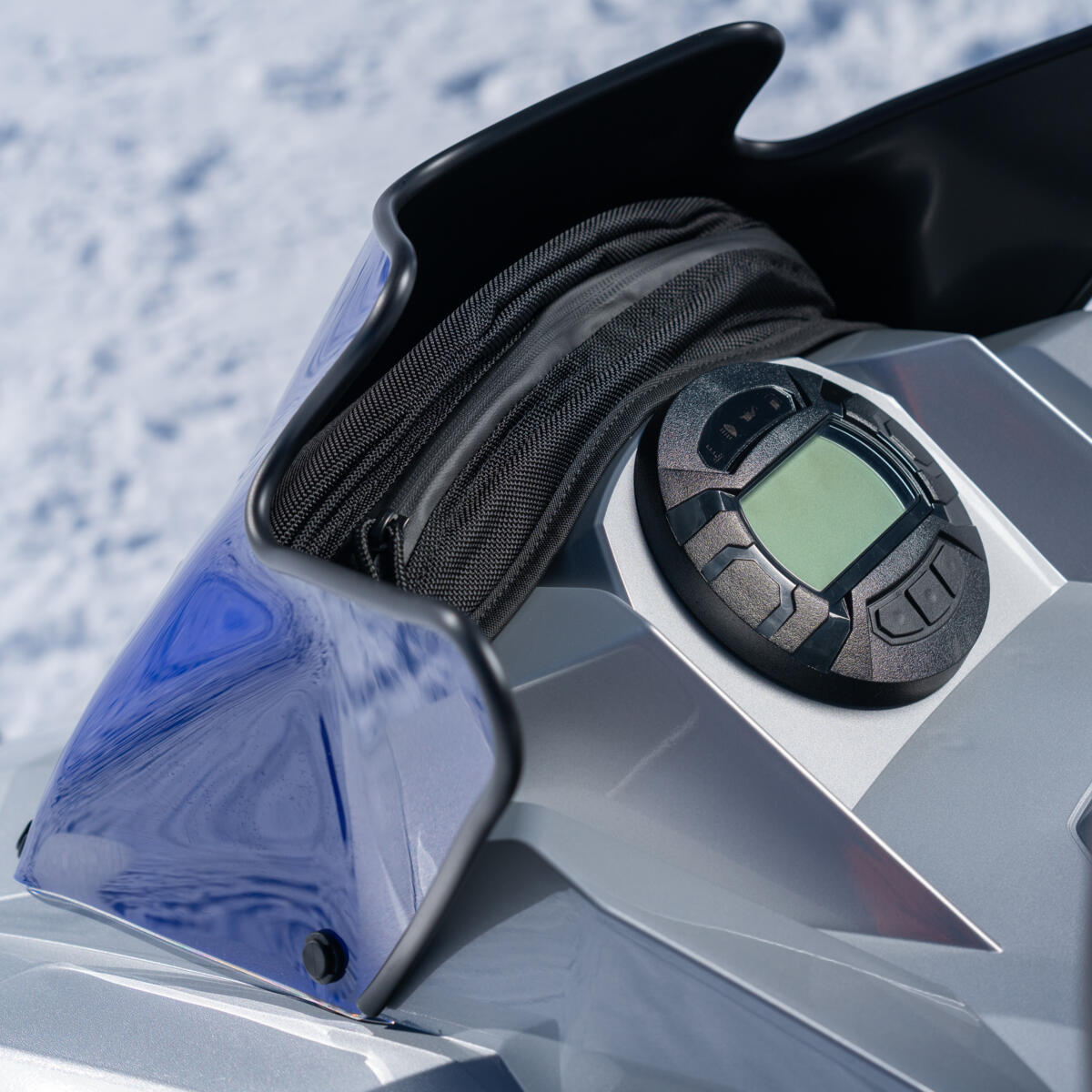 Mit dieser Multifach-Tasche gewinnt dein Schneemobil extra Stauraum. Befestigung an Lenker und Risern.