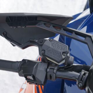 Ten zestaw mocujący wykonano z wytrzymałego tworzywa sztucznego, a jest on niezbędny do zamontowania osłon dłoni na skuter śnieżny: SMA-8LYHG-00-BK (sprzedawany osobno)