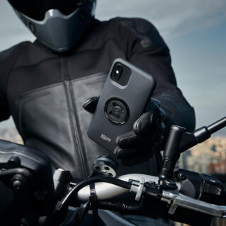 Η λεπτή και λειτουργική θήκη της Yamaha προστατεύει το smartphone σας και σας επιτρέπει να χρησιμοποιήσετε διάφορες βάσεις και συσκευές συμβατές με SP ConnectTM. Στερεώστε με ασφάλεια το τηλέφωνό σας με τον πατενταρισμένο περιστροφικό μηχανισμό κλειδώματος.