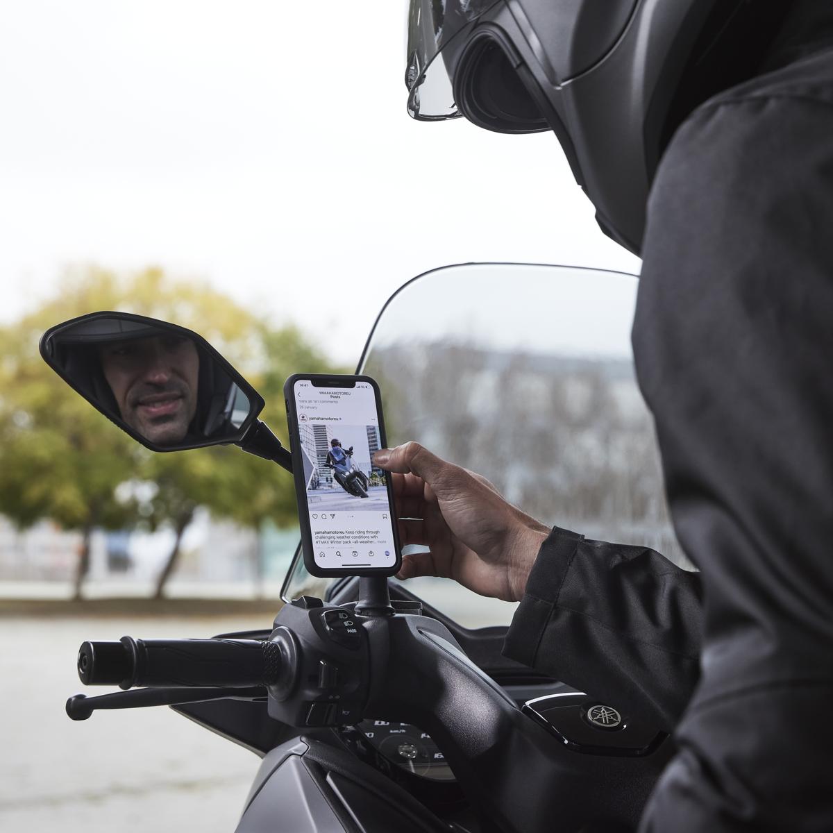 Proizvod Mirror Mount omogućuje vam postavljanje pametnog telefona na držač retrovizora vašeg skutera ili motocikla za nekoliko sekundi.​