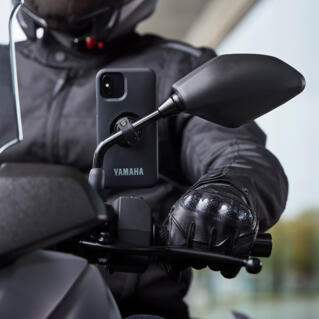 Proizvod Mirror Mount omogućuje vam postavljanje pametnog telefona na držač retrovizora vašeg skutera ili motocikla za nekoliko sekundi.​