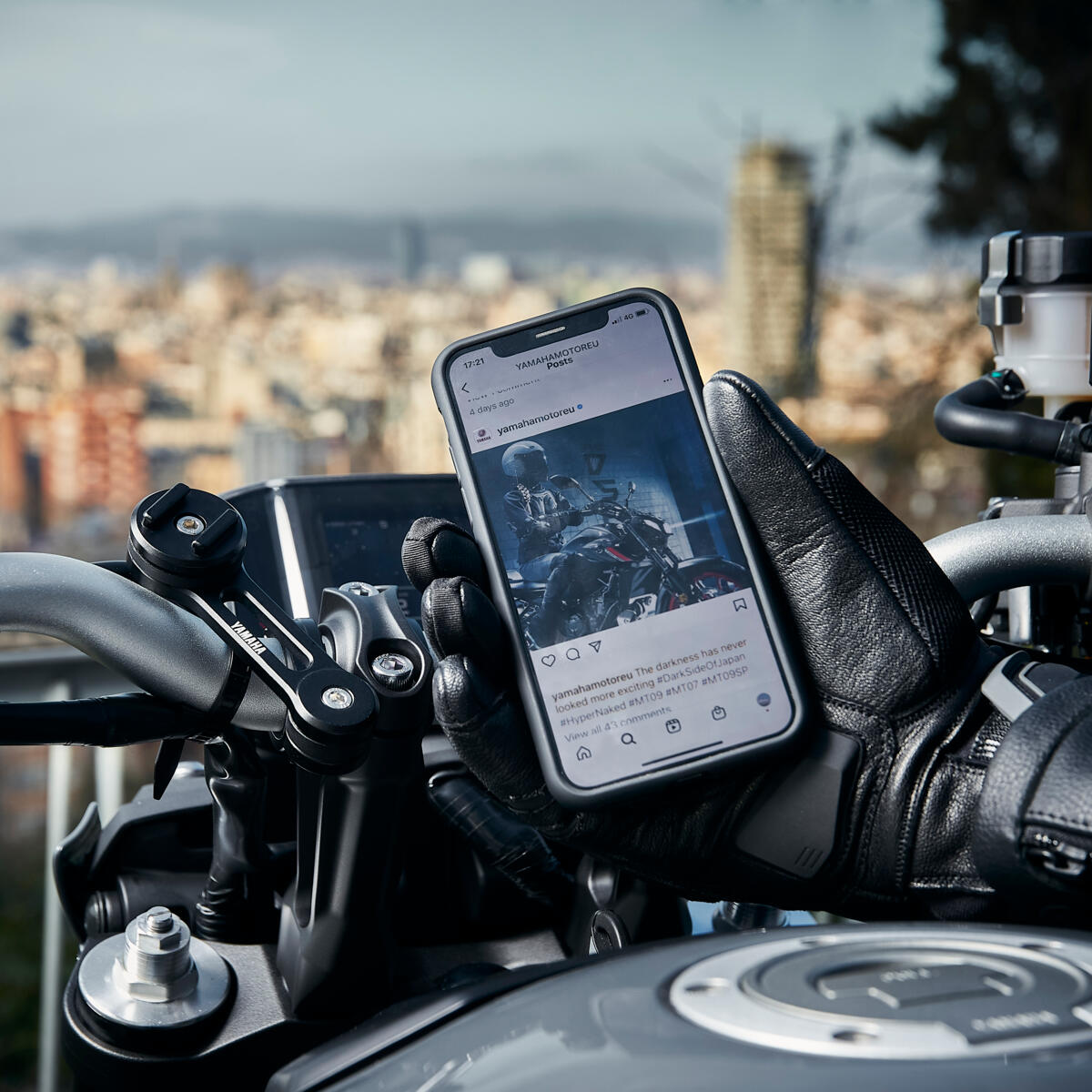 Bevestig je SP Connect telefoonhouder of andere met SP Connect™ compatibele systemen op je motorfiets met de Moto Mount Pro. De mount is vervaardigd uit CNC-bewerkt aluminium van luchtvaartkwaliteit en is geschikt voor oversized sturen. Om je smartphone nog meer te beschermen is de mount ook uitgerust met een uniek systeem voor trillingsdemping dat de G-krachten met 40% vermindert (naargelang van de motorfiets en van het telefoontype). Je kunt het systeem monteren met de positioneringsarm of als een directe klembevestiging. Bij beide versies is een 360° rotatie mogelijk om de perfecte positie te vinden.