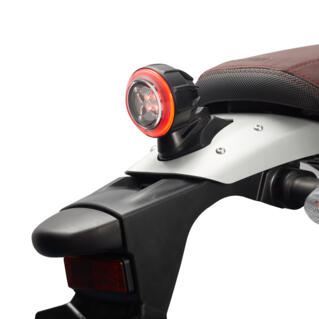 Moderno faro trasero LED que da tu moto un toque de diseño contemporáneo, con una apariencia genuina.