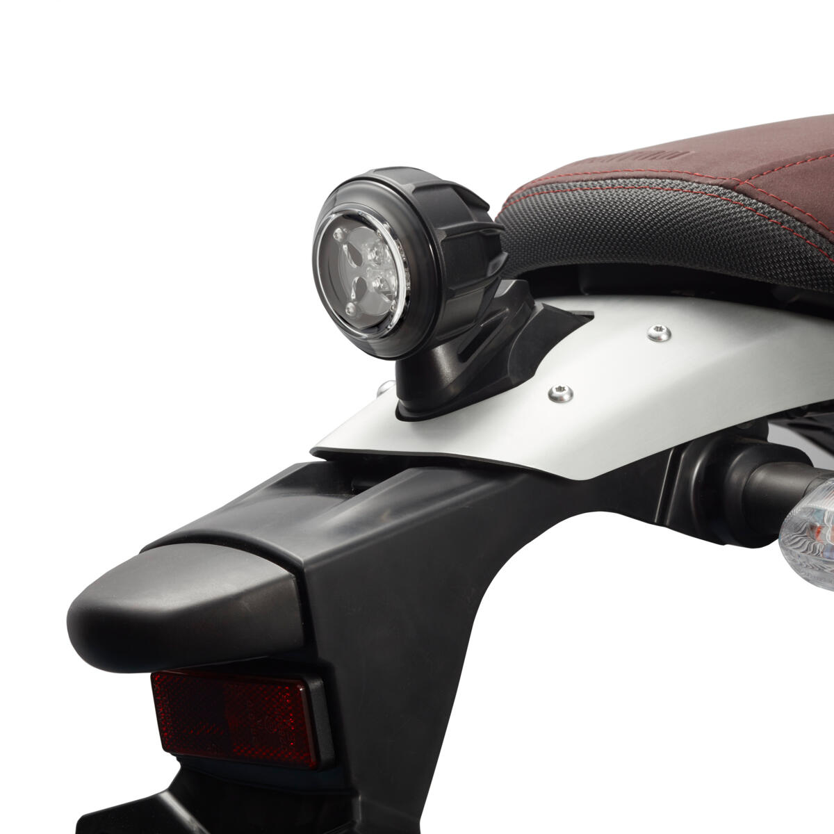 Modern LED hátsó lámpa, amely modern jellegű, mégis autentikus megjelenést biztosít motorkerékpárodnak.