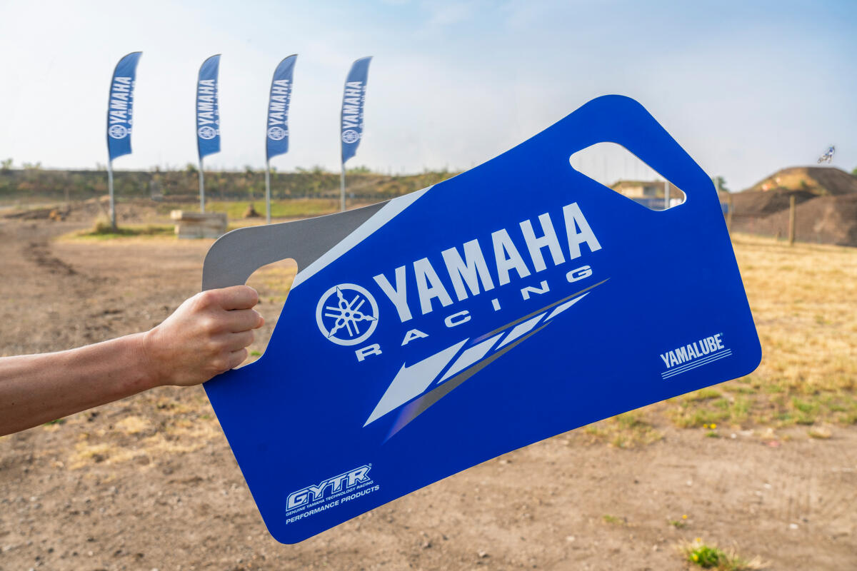 Panneau de chronométrage Yamaha Racing pour communiquer depuis le bord de piste avec le pilote pendant les entraînements ou les compétitions.