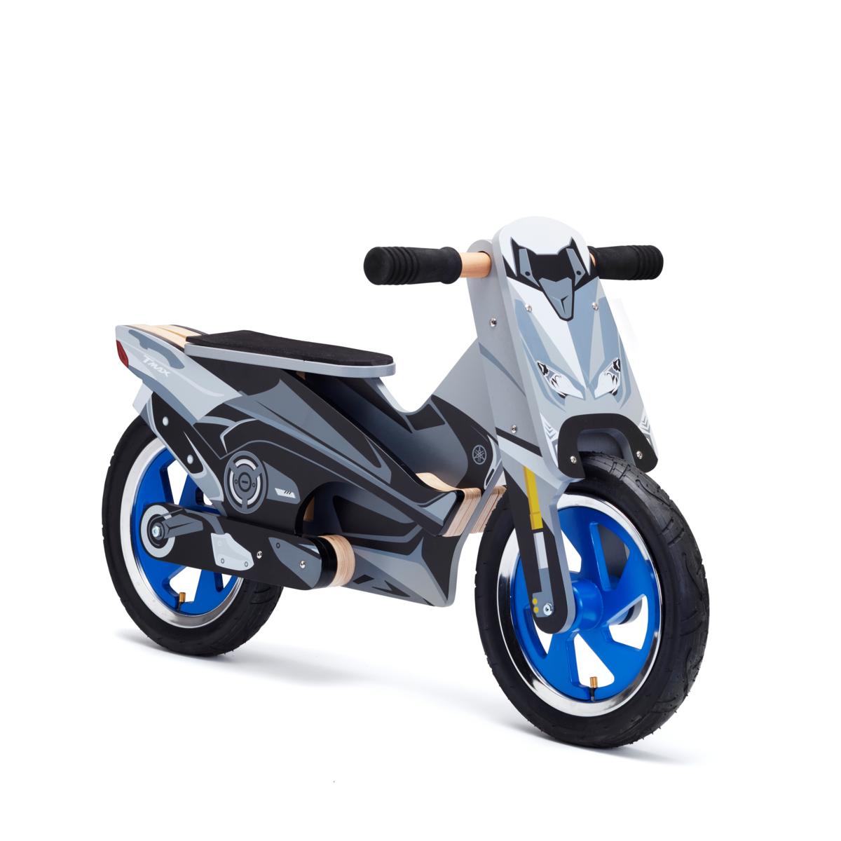 Scooter-Laufrad.
Inspiriert vom neuen Yamaha-TMAX! Unterstützen Sie Ihre Kinder dabei, wie sie ihr Gleichgewicht halten. 
