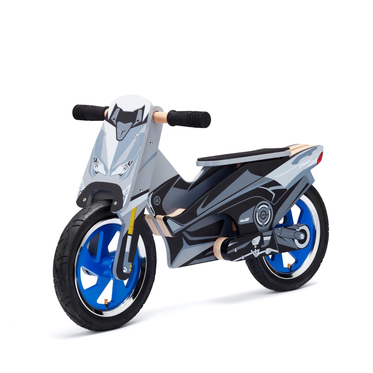 Scooter-Laufrad.
Inspiriert vom neuen Yamaha-TMAX! Unterstützen Sie Ihre Kinder dabei, wie sie ihr Gleichgewicht halten. 
