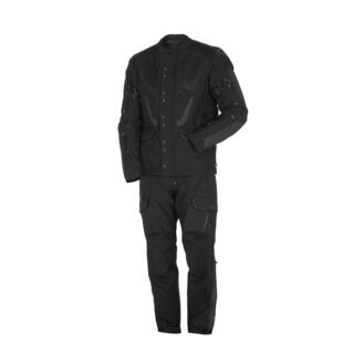 Mit dieser eleganten, äusserst zweckmässigen Textiljacke bist Du für jedes Abenteuer gerüstet. Die Baku-Jacke mit herausnehmbarem wasserfesten Winterfutter und einem festen Mesh-Futter ist bei jedem Wetter atmungsaktiv dank Belüftung auf Armen, Rücken und Brust. Mit Schulter- und Ellbogenschützern sowie verstärkten Rückenkissen bist Du sicher auf der Strasse und hast in Allround-Taschen alles Wesentliche dabei. Für einen kompletten Abenteuerlook passen dazu ideal die Adventure-Herrenhosen von Tara.