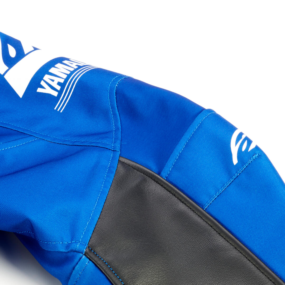 Com logótipos da Yamaha e Alpinestars, estas calças MX para criança oferecem uma grande proteção, excelente flexibilidade e estilo de alta qualidade. Os painéis pré-curvados das pernas proporcionam um corte adaptado e os reforços dos joelhos em pele de cabra oferecem mais proteção.