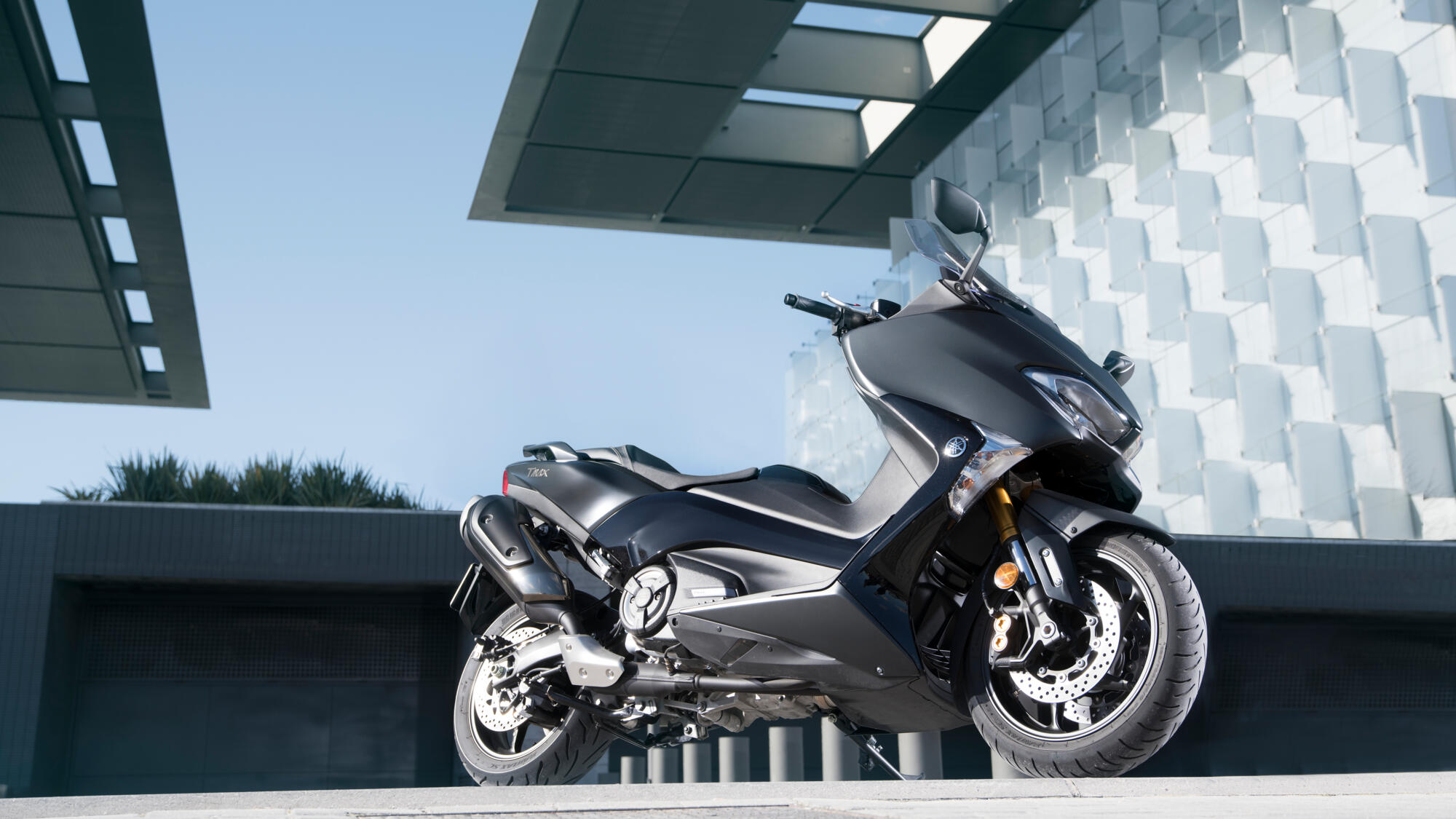 Todos los días se abren nuevos caminos que descubrir. Y para que cada recorrido sea aún más emocionante, Yamaha ha creado la maxiscooter deportiva dinámica ...