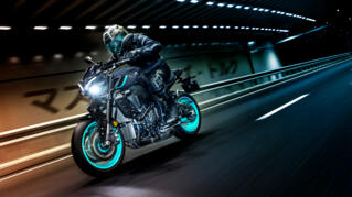 2024 Yamaha MT10 EU Midnight Cyan Action 002 03