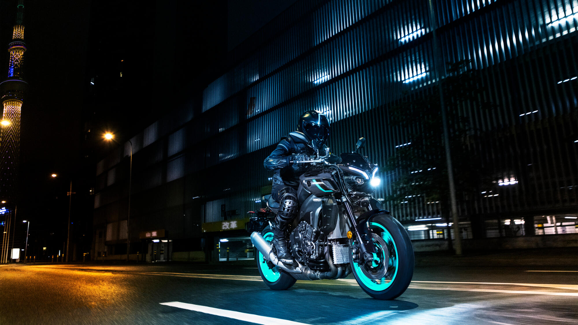 2024 Yamaha MT10 EU Midnight Cyan Action 006 03