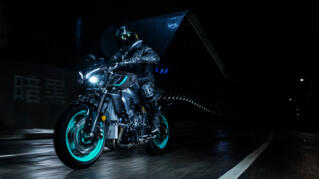 2024 Yamaha MT10 EU Midnight Cyan Action 008 03