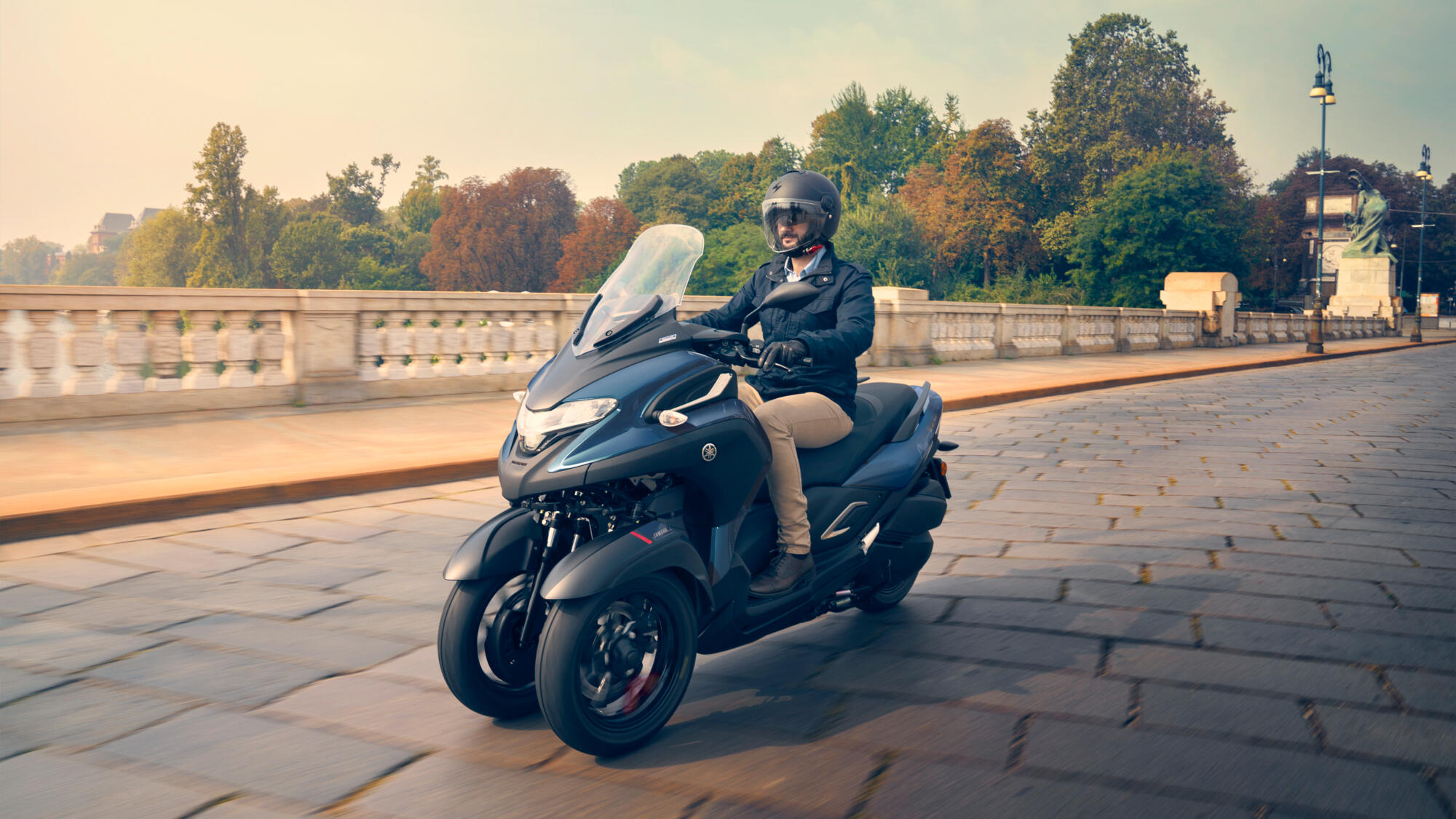 Yamaha three-wheeled scooter launched in the USA - BikeWale