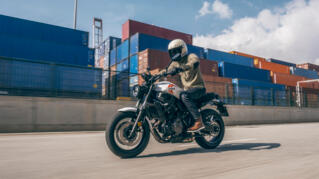 2024 Yamaha XS700 EU Historic White Action 001 03