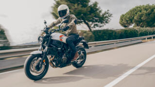 2024 Yamaha XS700 EU Historic White Action 005 03