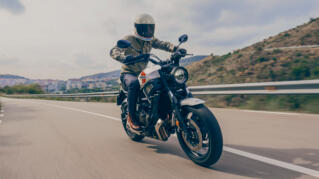 2024 Yamaha XS700 EU Historic White Action 006 03