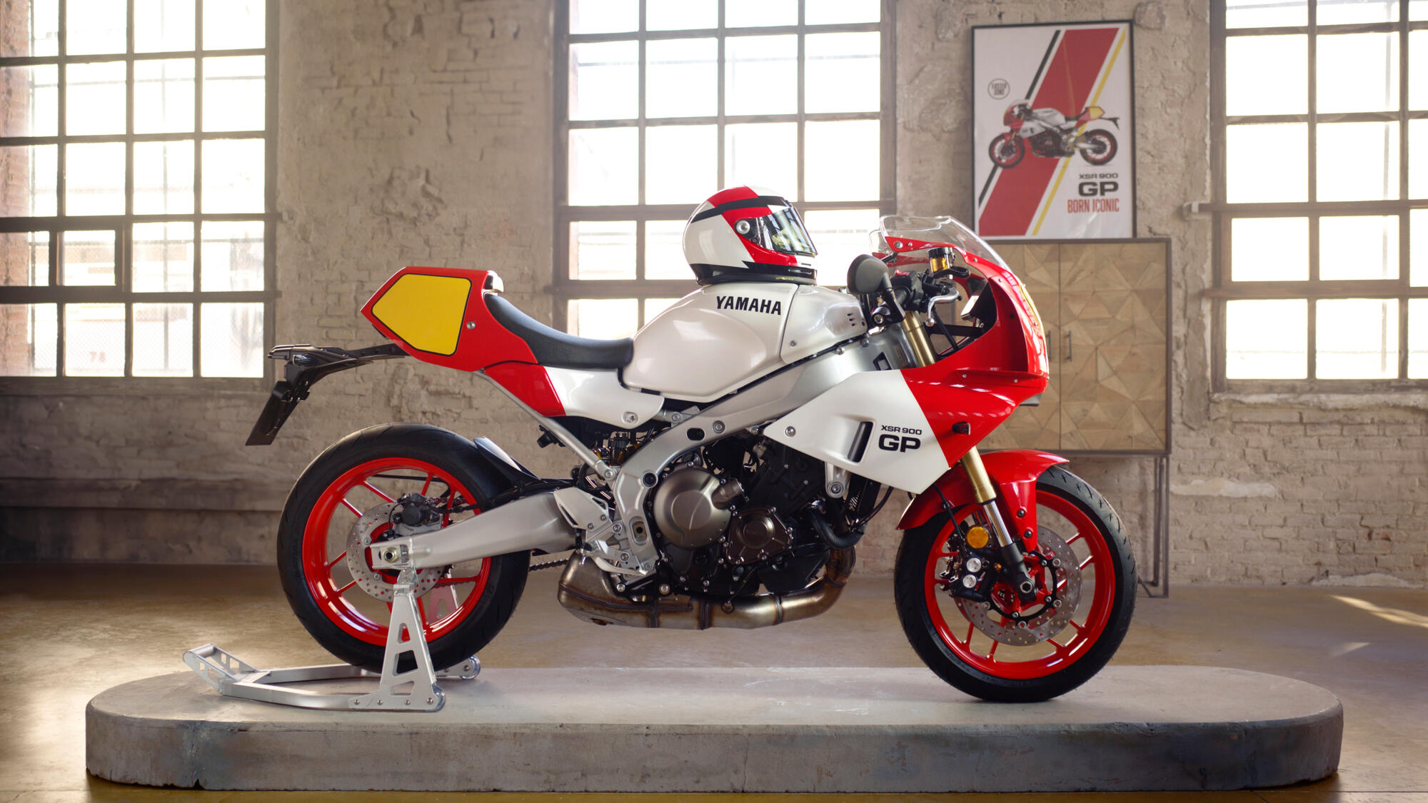 Nouvelle Yamaha XSR 900 GP, hommage à la course !  2024-Yamaha-XS850GP-EU-Legend_Red-Static-001-03