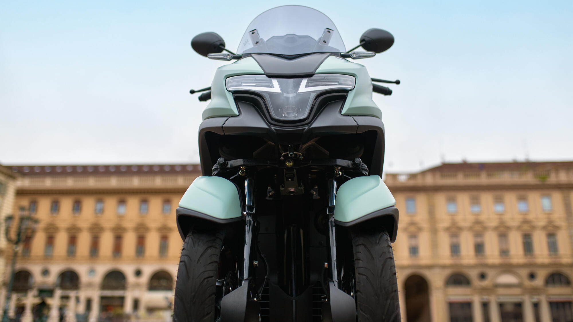 Upravljanje s vi&scaron;e nagibnih kotača (engl. Leaning Multi-Wheel, LMW)