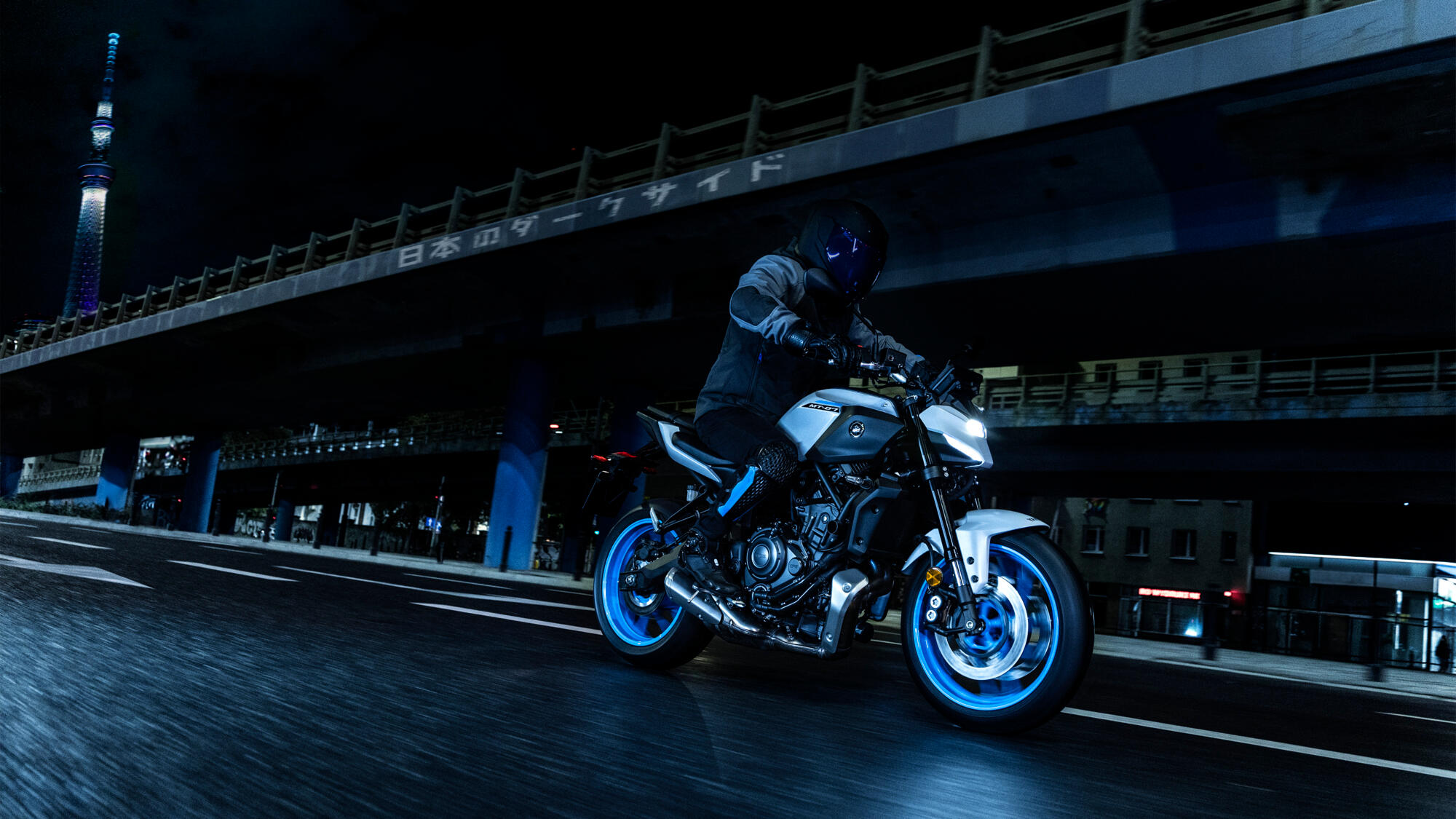 2025-Yamaha-MT07A-EU-Ice_Storm-Action-00