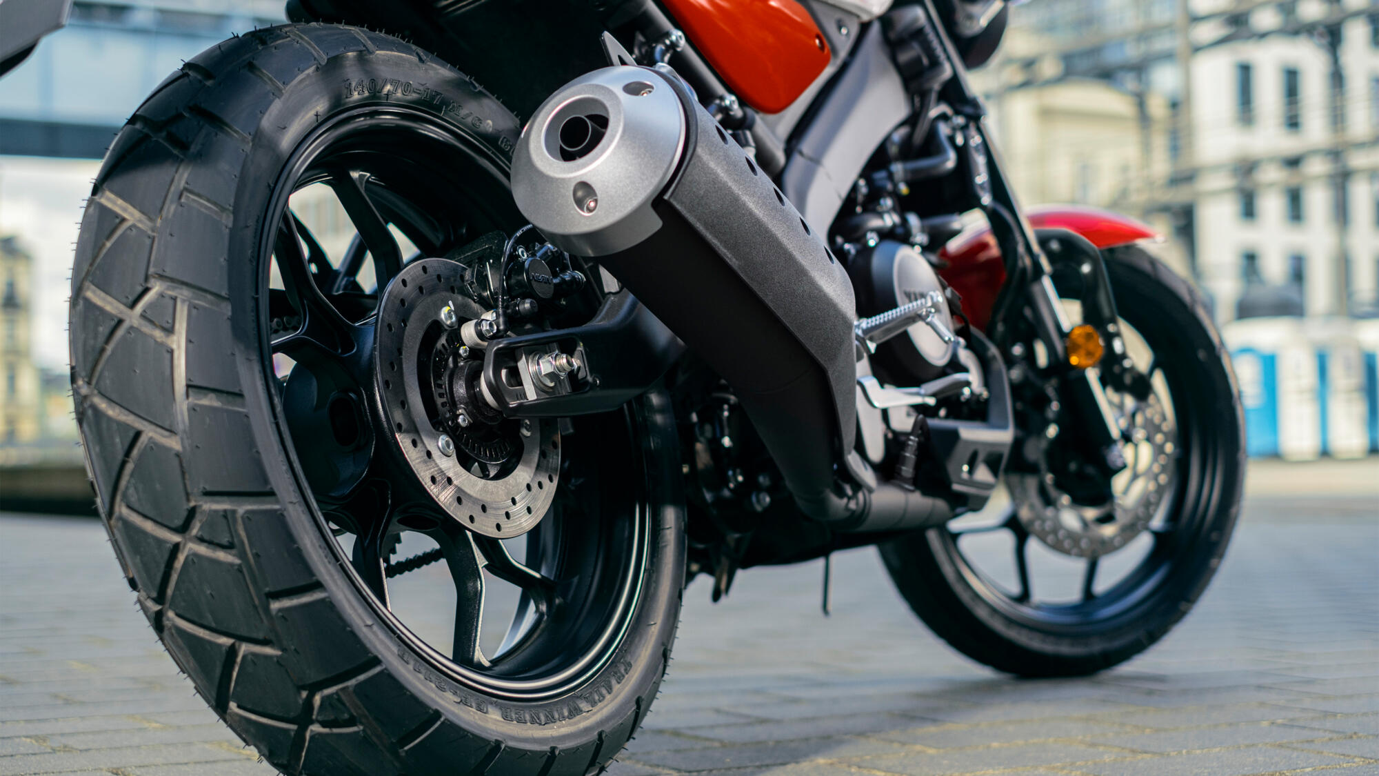 Elegantne gume kvadratnog uzorka