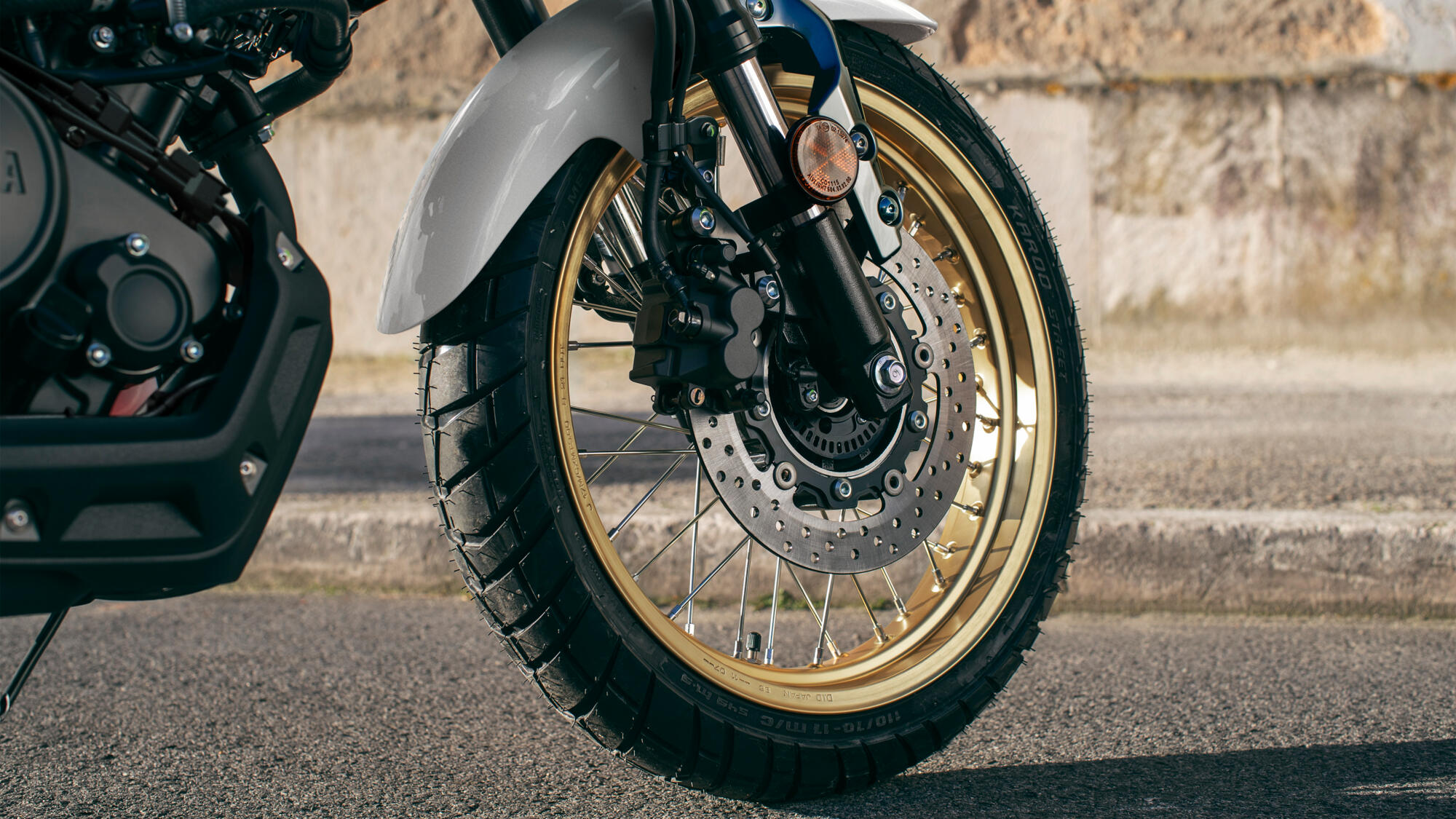 Lagani kotači sa žbicama i naplatcima zlatne boje