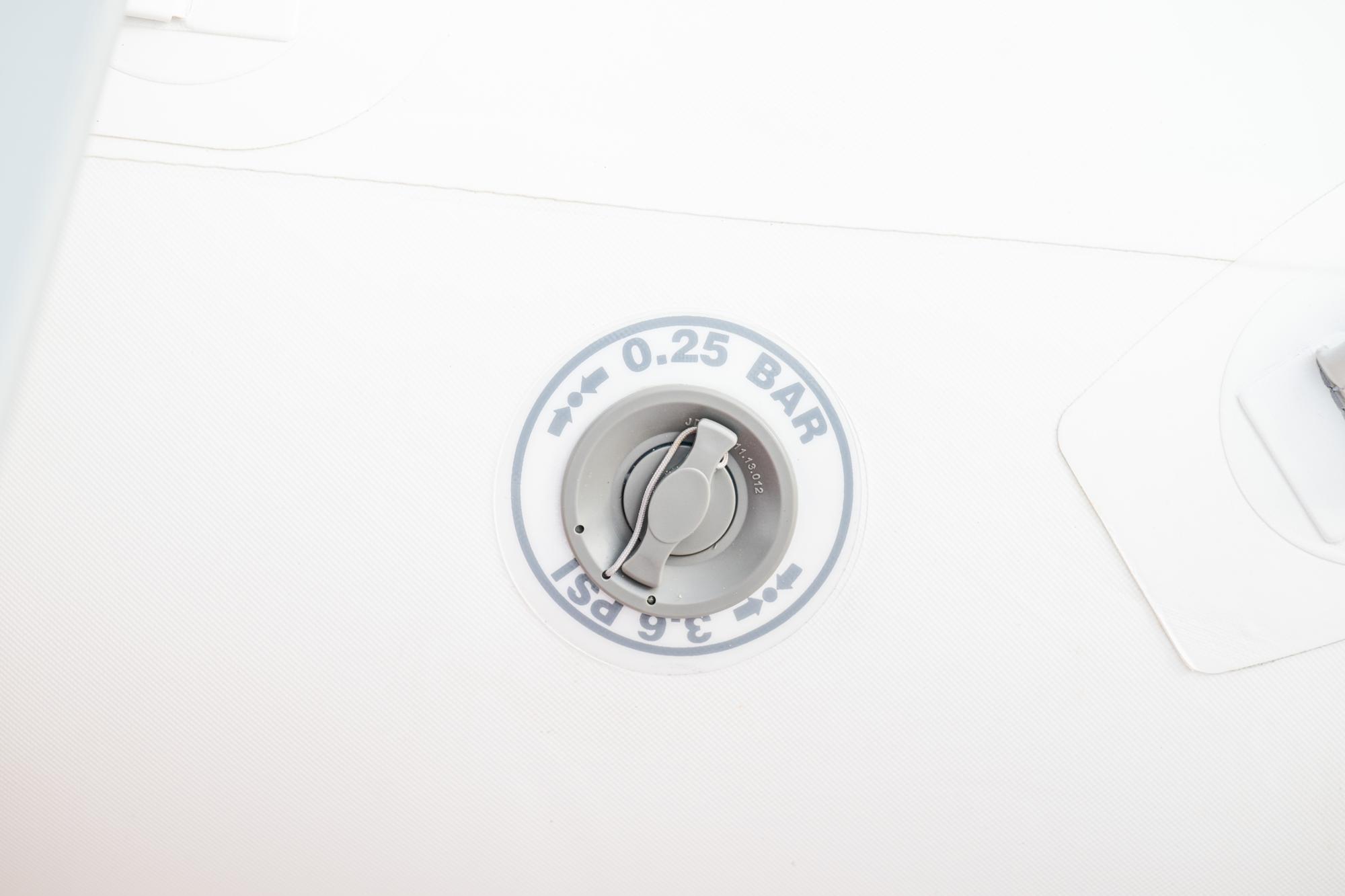 Air baffle and pressure gauge