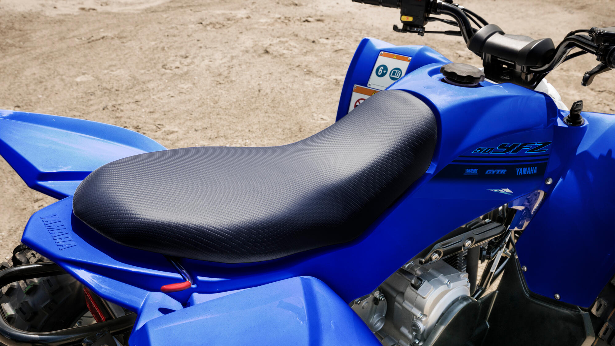 Corp compact, cu design asemănător modelului de curse YFZ450R