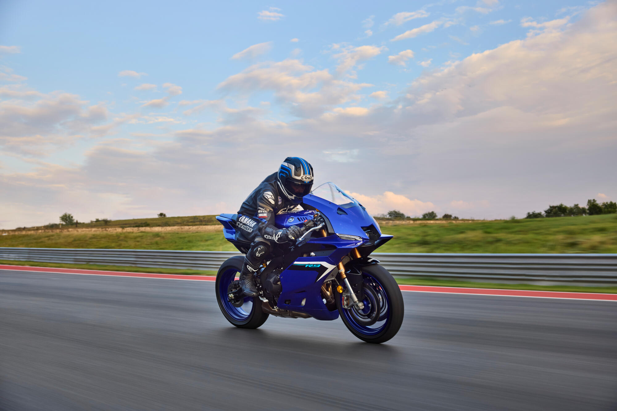 2025-Yamaha-YZF900R9-EU-Icon_Blue-Action