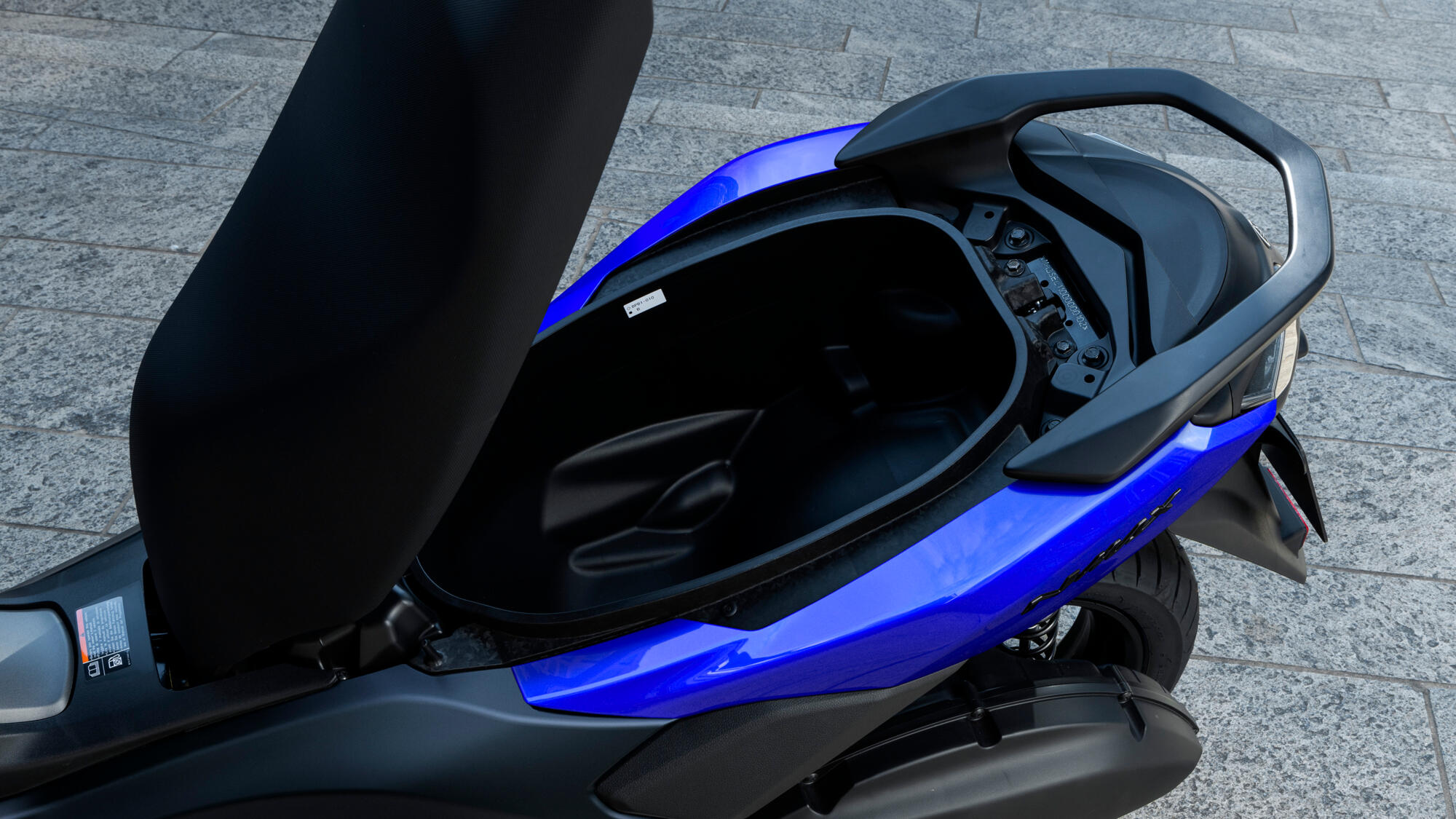 Spremnik ispod sjedala