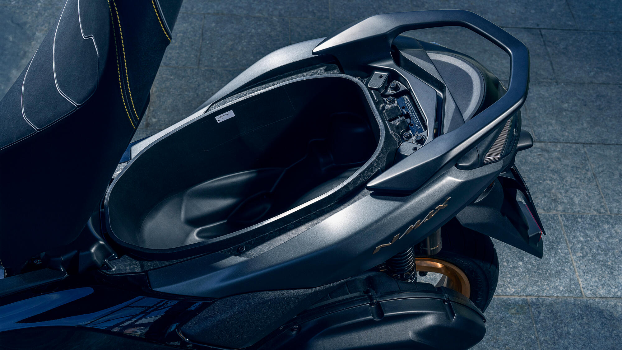 Spremnik ispod sjedala