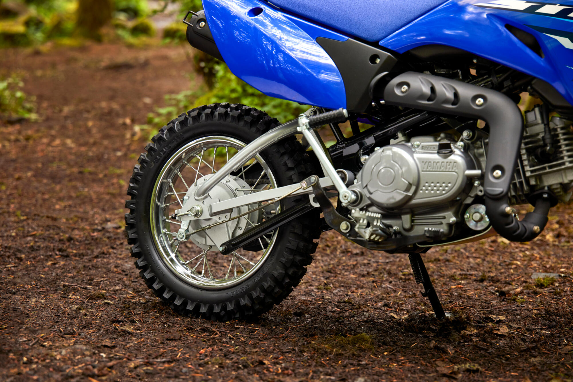 Frâne cu tambur cu acțiune lină și anvelope pentru teren accidentat